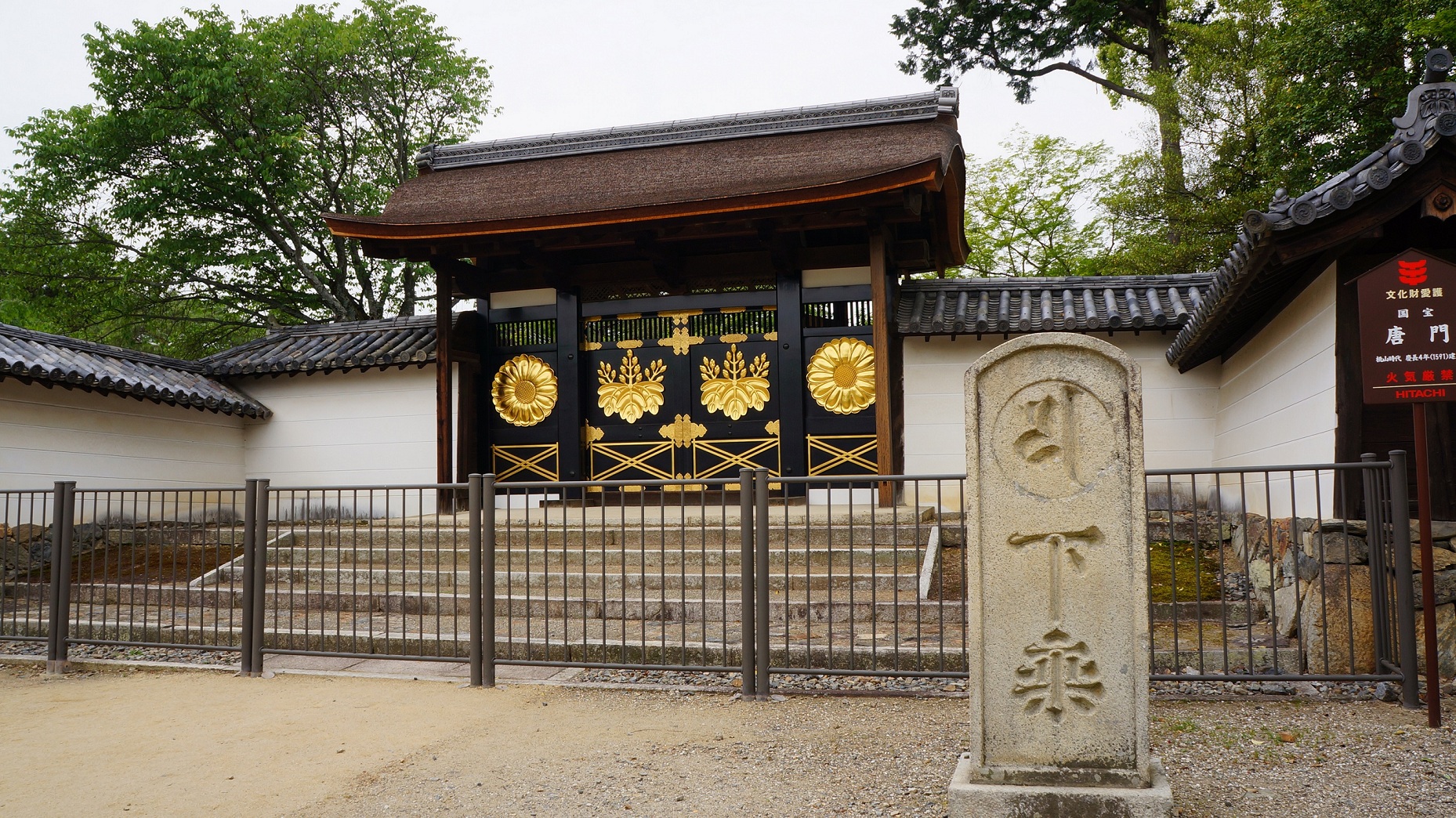醍醐寺の綺麗な唐門