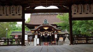 藤森神社の拝殿から本殿の眺め