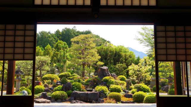 妙満寺の比叡山を借景とした雪の庭