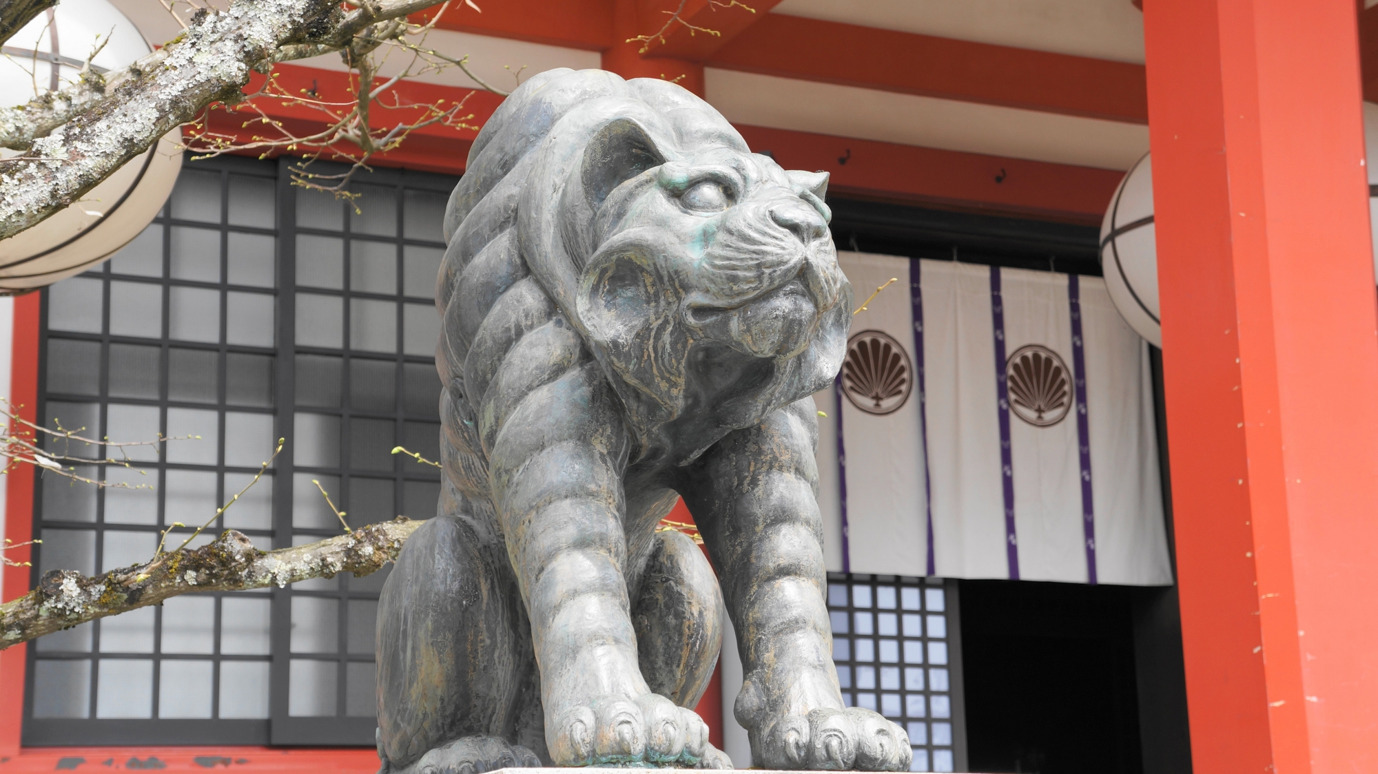 京都鞍馬寺の金堂前の狛虎（阿吽の虎）