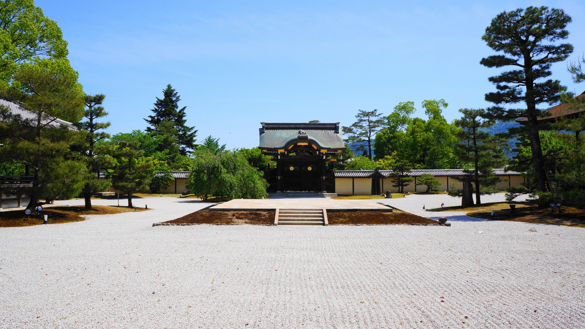 前には上品な雰囲気のする白砂の庭園が広がる大覚寺の唐門