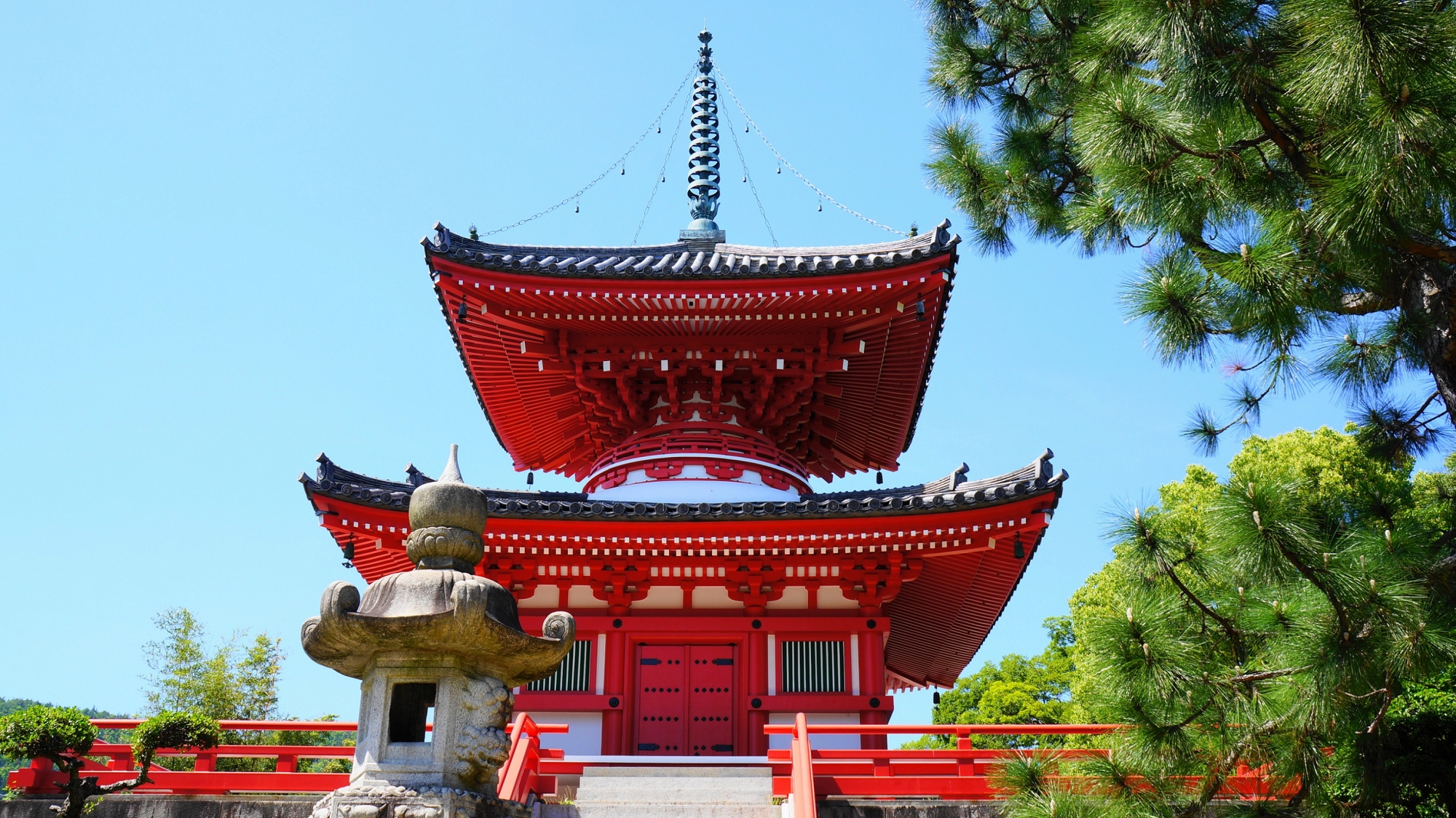 青空に映える鮮やかな赤色の大覚寺の心経宝塔