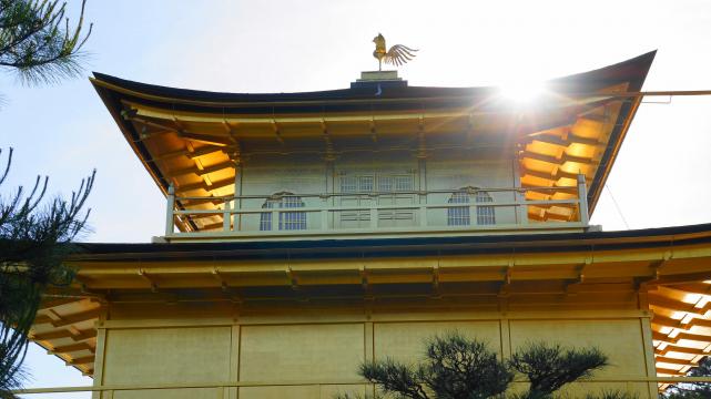 金閣寺の金閣と夕陽