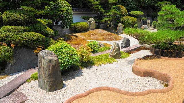 東福寺塔頭霊雲院の砂と松の臥雲の庭
