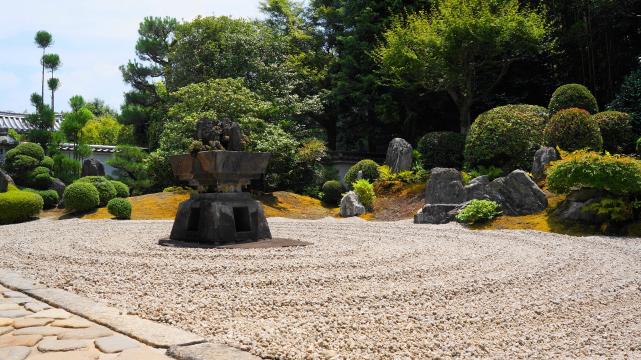 東福寺霊雲院の見事な九山八海の庭（霊の庭）と遺愛石