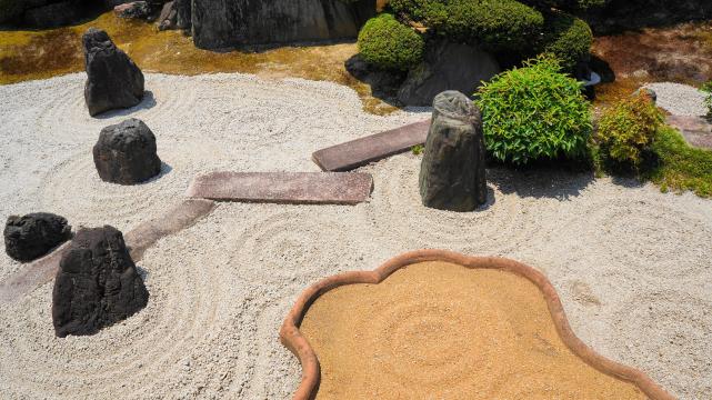 東福寺塔頭霊雲院の素晴らしい松と砂の臥雲の庭