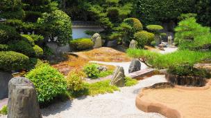 東福寺霊雲院の優美な臥雲の庭