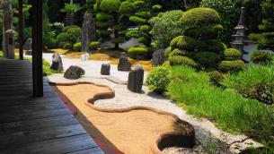 東福寺霊雲院の美しい臥雲の庭