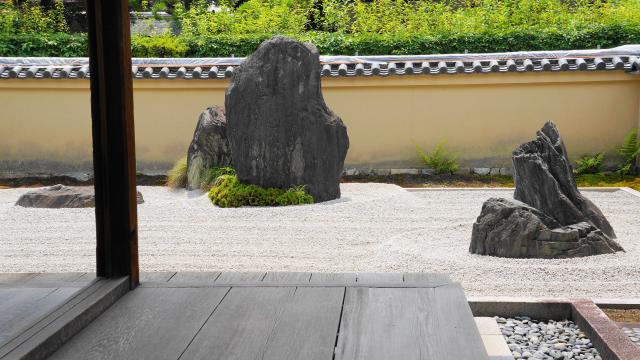 京都大徳寺塔頭龍源院の方丈前石庭（一枝坦）