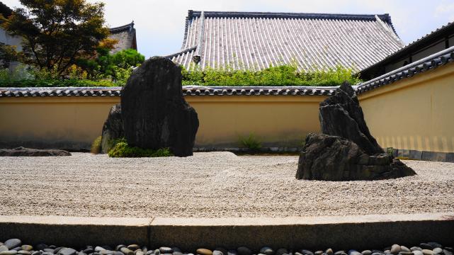 大徳寺龍源院の方丈前石庭（一枝坦）の岩と砂