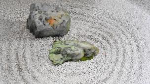 大徳寺龍源院の東滴壺の砂と岩