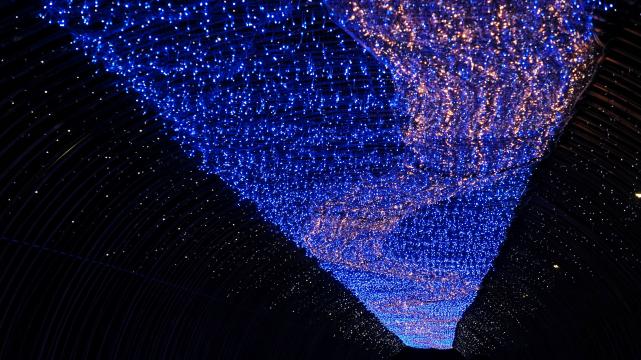 夏の夜に開催される京の七夕の堀川会場の青い光の天の川 2013年8月8日
