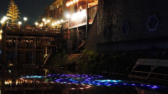 夏に開催される京の七夕鴨川会場のみそそぎ川の光の演出