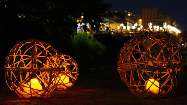 夏に開催される京の七夕の鴨川会場の風鈴灯