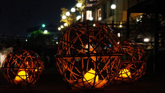 夏の夜に行われる京の七夕の鴨川会場の風情ある風鈴灯