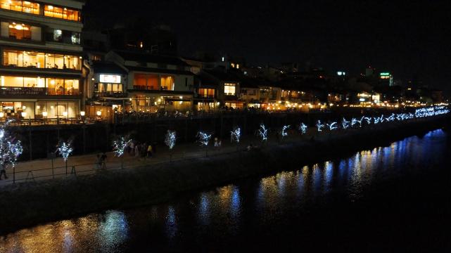 夏の風物詩の京の七夕の幻想的な鴨川会場