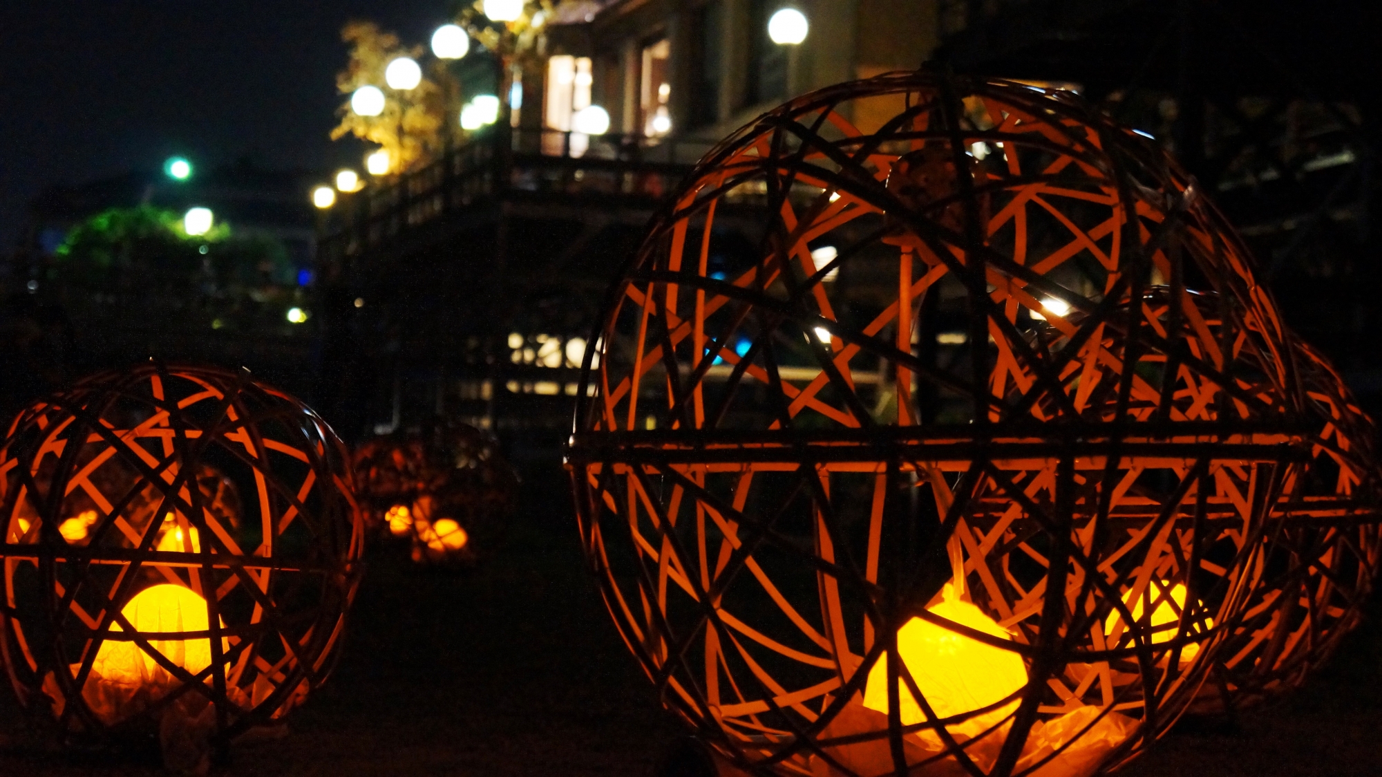 京都の夏の夜に開催される京の七夕の鴨川会場の風鈴灯