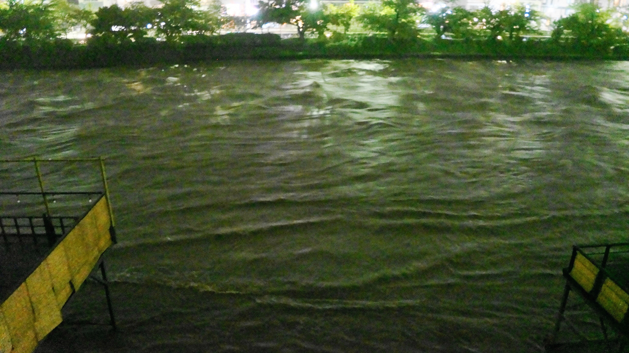 台風18号の大雨でどんどん水かさが増していき溢れそうな2013年9月16日の鴨川