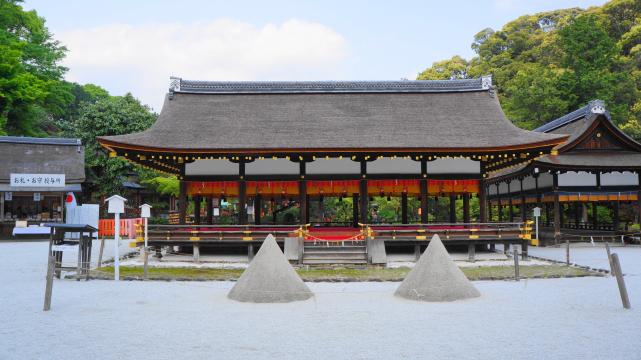 京都上賀茂神社の細殿と立砂