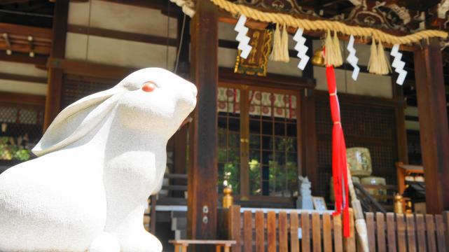岡崎神社の狛兎（こまうさぎ）と社殿