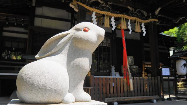 岡崎神社の狛兎（こまうさぎ）