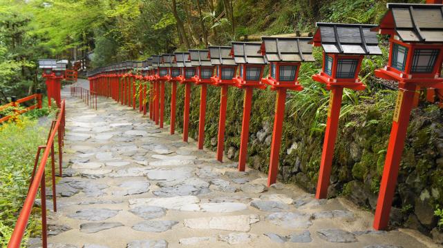 貴船神社の石段と燈篭