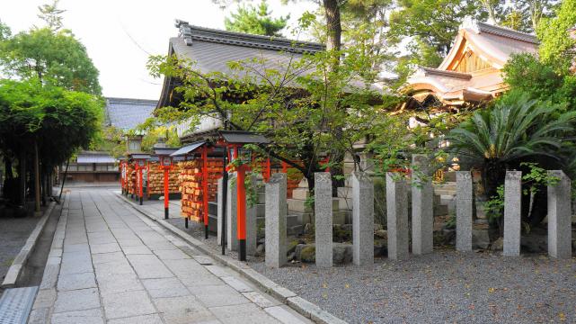 縁切り神社として有名な京都安井金比羅宮の拝殿と本殿