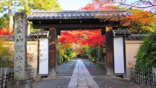 龍安寺の門と紅葉
