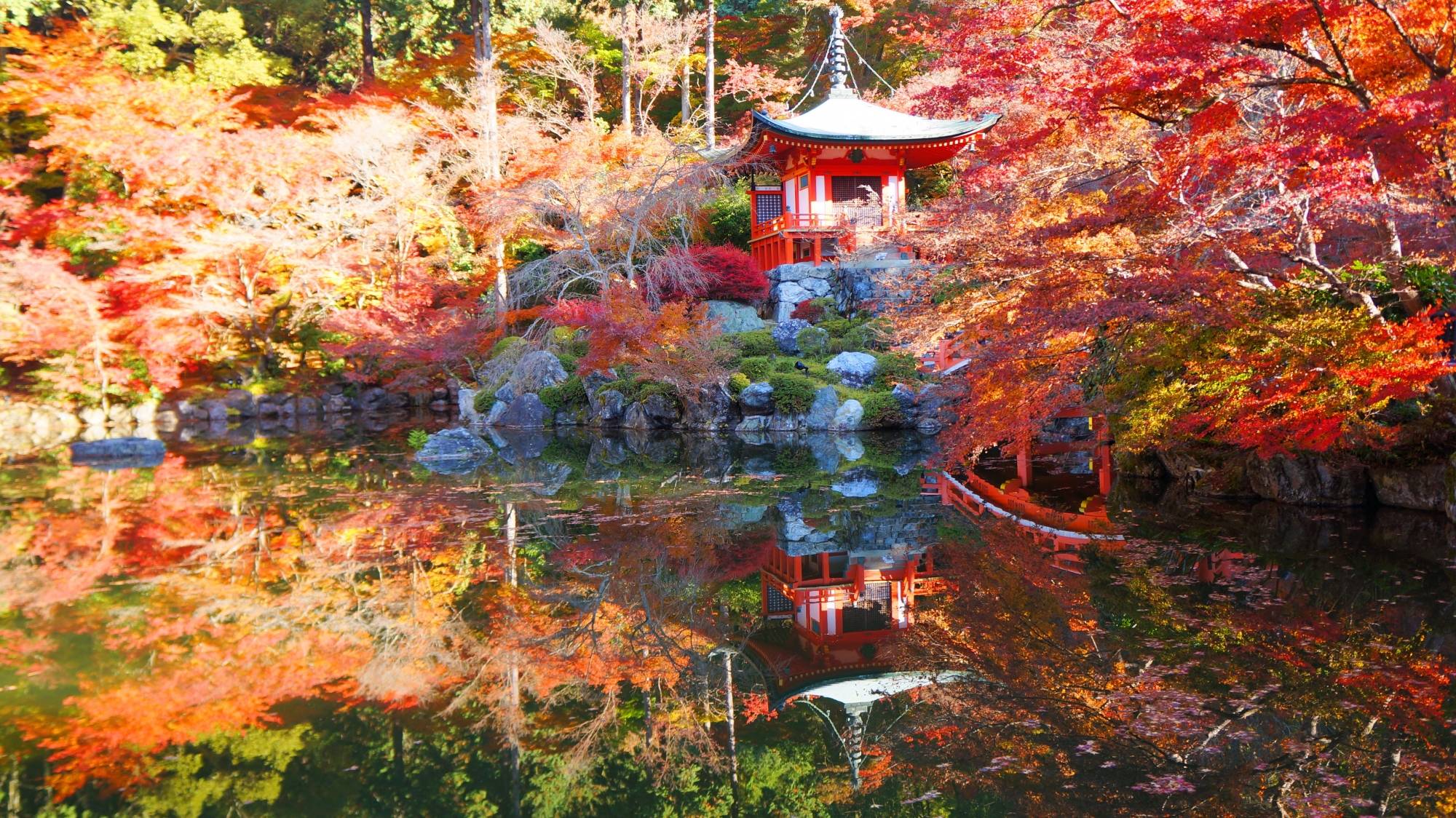 醍醐寺の華やかな紅葉と水鏡