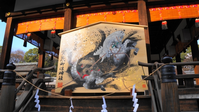 世界遺産の京都下鴨神社の舞殿の迫力の大絵馬（「白馬入蘆花」）
