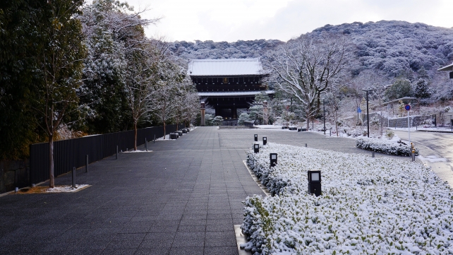 雪化粧した冬の知恩院の巨大な三門