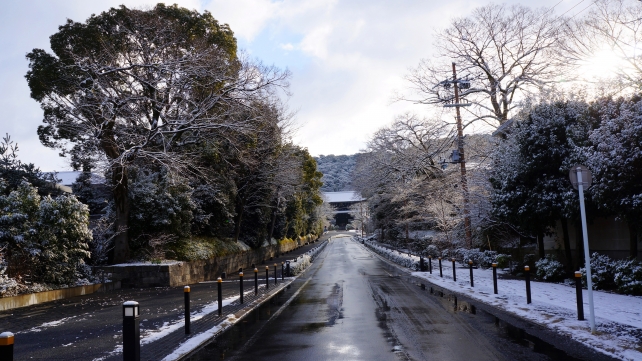 冬の京都知恩院の巨大な三門の雪景色