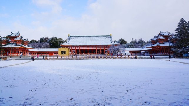 平安神宮の白虎楼と大極殿と蒼龍楼の見事な雪景色