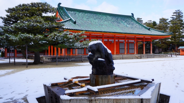 平安神宮の額殿と白虎の神聖な雪景色
