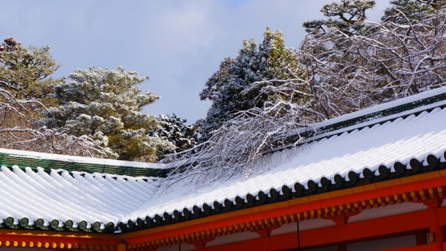 雪につつまれた冬の京都平安神宮の神聖な蒼龍楼