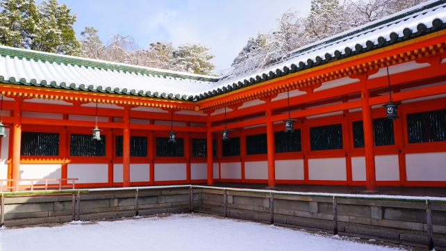 平安神宮の蒼龍楼の神聖な雪景色