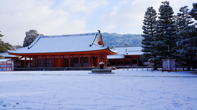 雪につつまれた平安神宮の幻想的な神楽殿