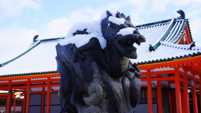 冬の平安神宮の蒼龍と神楽殿の見事な雪景色