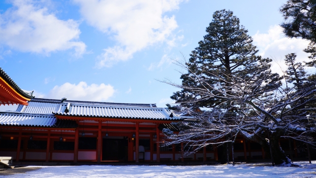 平安神宮の東門の神聖な美しい雪景色