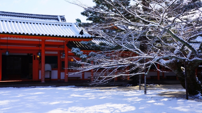 雪につつまれた平安神宮の冬の東門