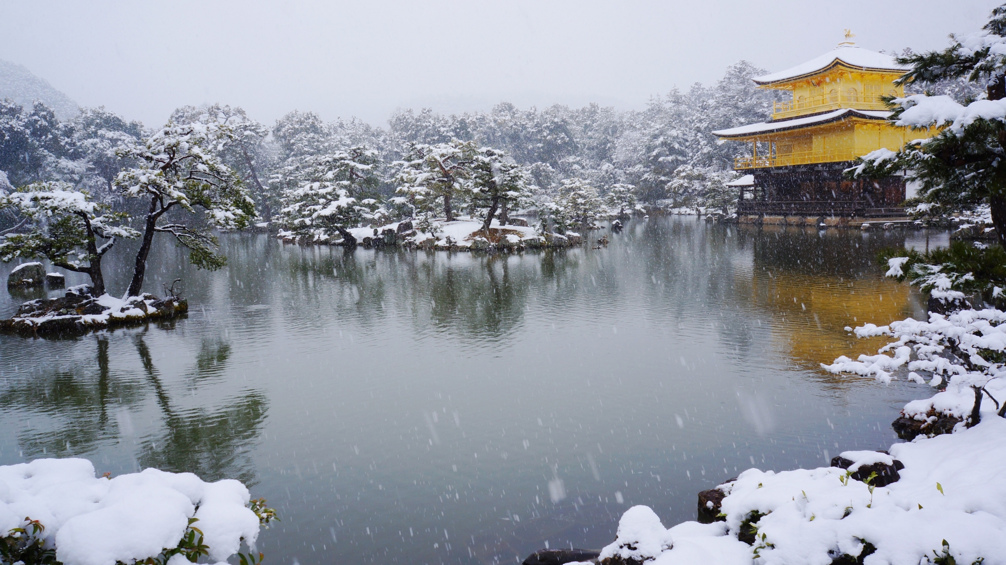 金閣寺の見事な冬景色