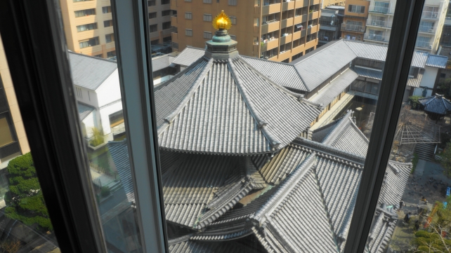展望エレベーターから眺めた京都頂法寺の面白い六角形の本堂
