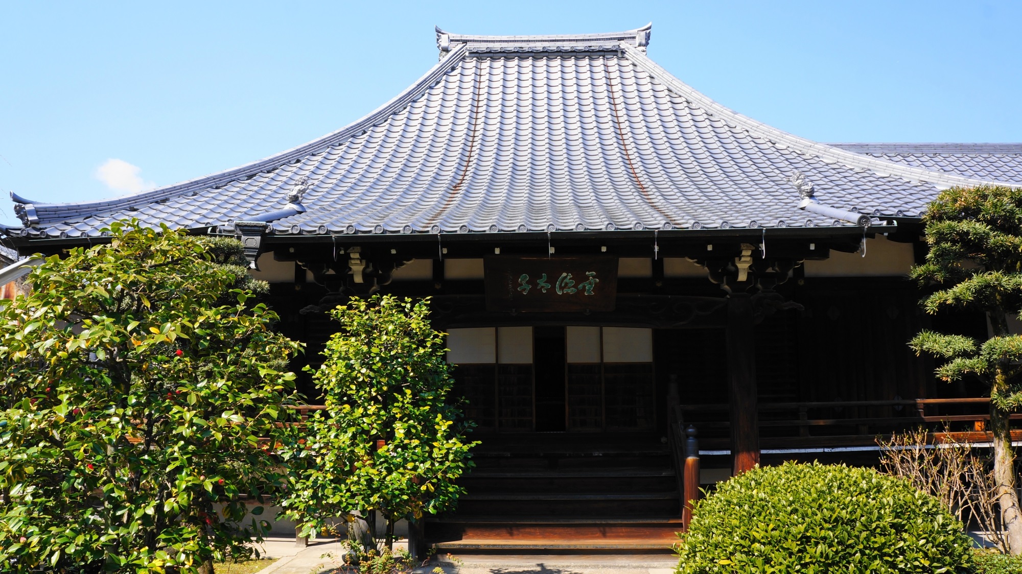 太子堂白毫寺　独特の形をした屋根のお寺