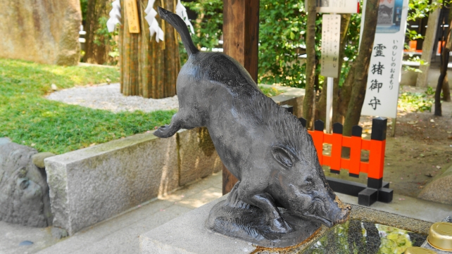 護王神社の霊猪手水舎・幸運の霊猪