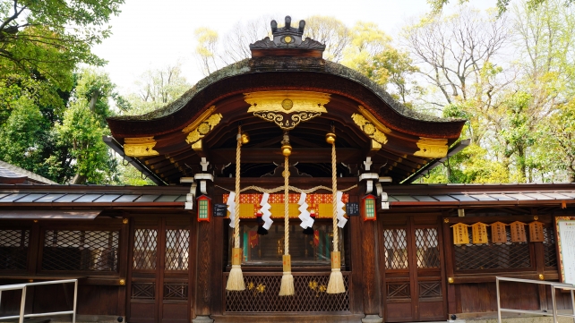 いのしし神社京都護王神社の中門から本殿の眺め