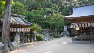 鷺森神社の拝殿と手水舎