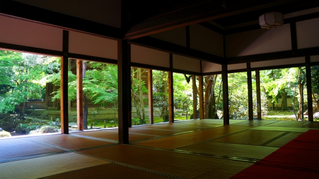 京都蓮華寺の書院からの緑の庭園と青紅葉