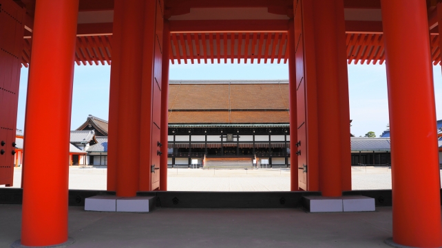 京都御所の承明門から眺めた紫宸殿