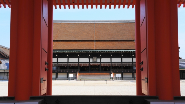 京都御所の承明門から紫宸殿