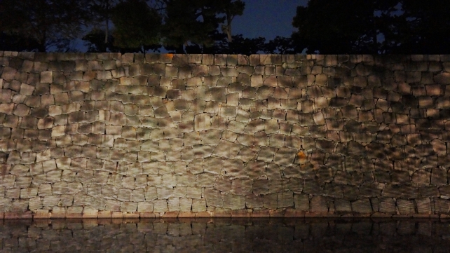 二条城の石垣と内堀の見事なライトアップ